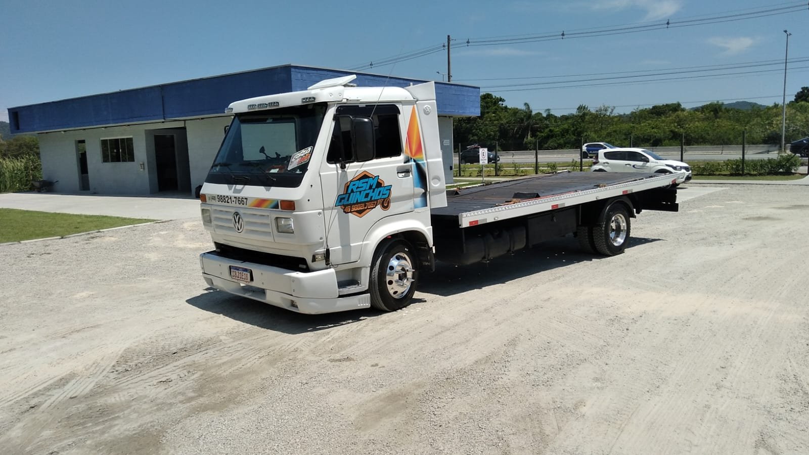 Imagem de um caminhão guincho moderno