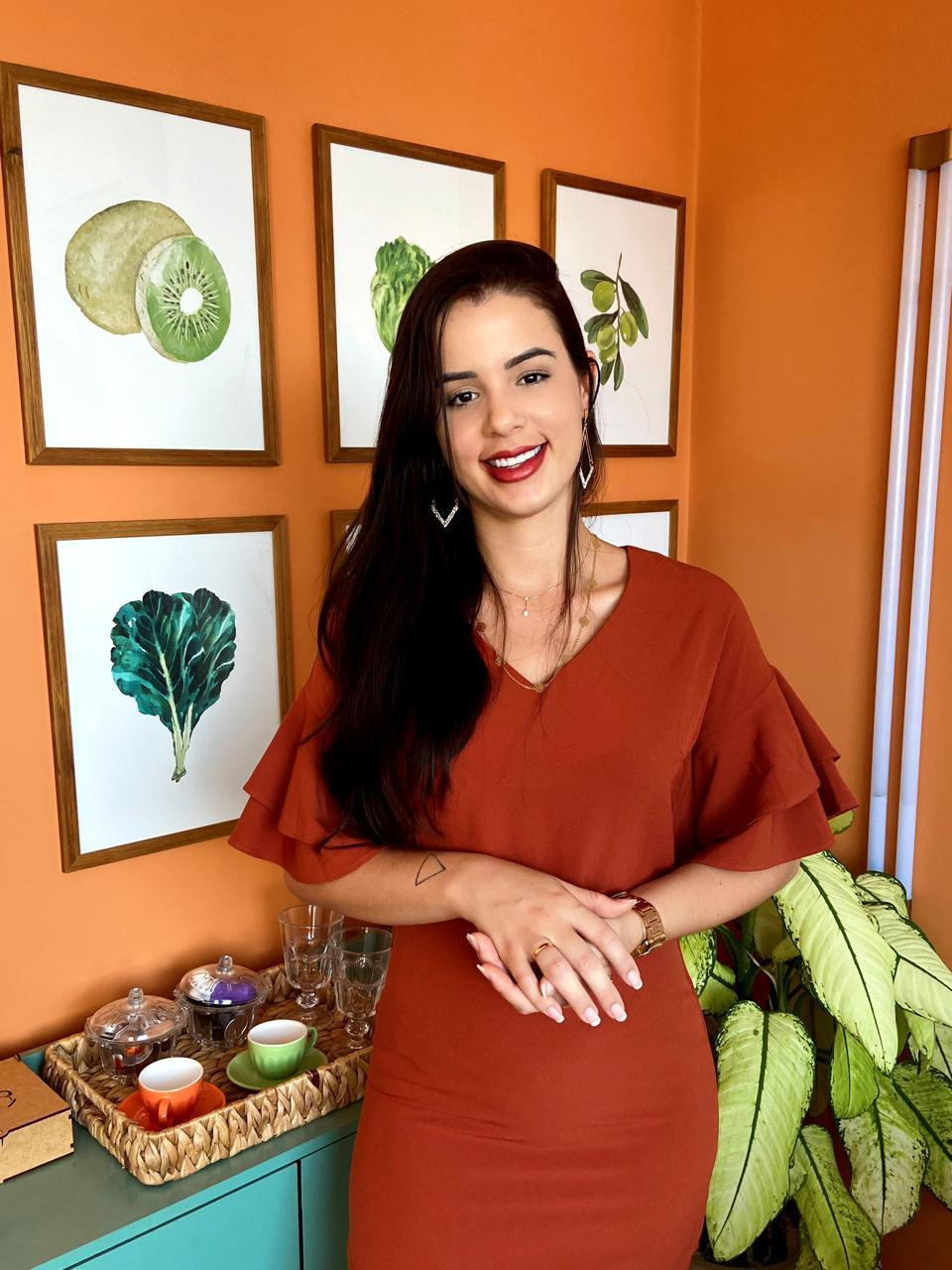 Close-up da especialista sorrindo, reforçando a transformação e satisfação.